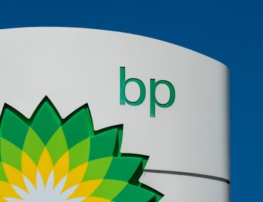 BP and Libya NOC logos over Sarir oilfield backdrop, symbolizing strategic re-entry into North Africa’s energy sector.