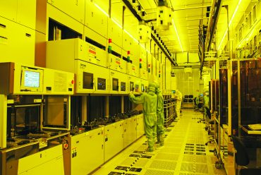 Inside a clean room: EUV lithography with wafers for AI chips.