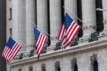 Traders watch S&P 500 hit new highs in Q2 2025 as tech stocks surge on strong earnings driven by artificial intelligence momentum.