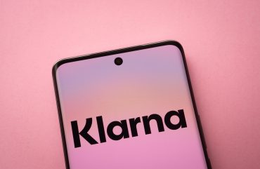 Klarna shifts BNPL credit risk via a multi-year forward-flow agreement with Nelnet ahead of its U.S. IPO.
