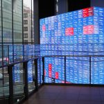 Tokyo Stock Exchange traders monitor rising indices after US confirms 15% tariff cap on Japanese exports, boosting tech and auto sectors