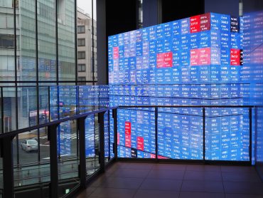 Tokyo Stock Exchange traders monitor rising indices after US confirms 15% tariff cap on Japanese exports, boosting tech and auto sectors
