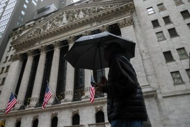 The New York Stock Exchange (NYSE) in New York asTechnology stocks plunge as semiconductors fall nearly 5% amid AI-investment doubts, mixed labor data, and rising volatility across U.S. equity markets.