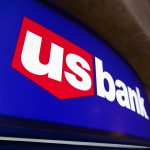 Exterior of a US Bank branch used to illustrate the institution’s stablecoin pilot and blockchain payment strategy, as US Bank tests stablecoin.