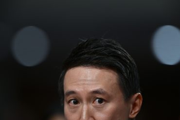 Stylized portrait of TikTok CEO Shou Zi Chew, as ByteDance restructures TikTok’s U.S. business through an Oracle-led joint venture, preserving scale while addressing national security pressure.