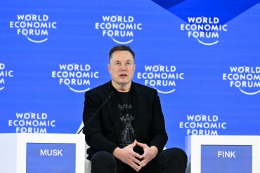 Elon Musk at the World Economic Forum in Davos, where discussions centered on artificial intelligence, energy constraints, and future industrial transformation.