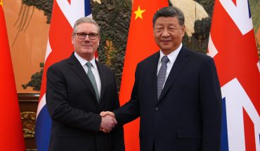 Keir Starmer shaking hands with Chinese President Xi Jinping during UK-China diplomatic meeting in Beijing. Keir Starmer’s Beijing visit signals a pragmatic reset in UK China strategy relations, focusing on life sciences, AI, quantum research, and strategic technology cooperation.