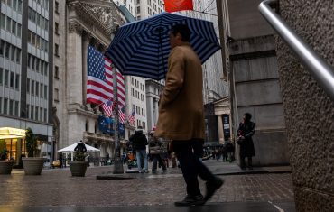 New York Stock Exchange building as U.S. payrolls fall by 92,000 in February, signaling labor market weakness.