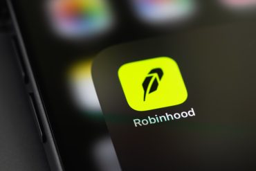 Robinhood Q1 2026 earnings report showing $1.07 billion revenue, platform growth to $307 billion assets, Gold subscribers increase and expansion strategy amid crypto revenue decline