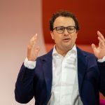 Anthropic CEO Dario Amodei during the company’s rapid expansion as Anthropic 900 billion valuation discussions and Anthropic annualized revenue growth reshape the enterprise AI industry