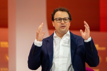 Anthropic CEO Dario Amodei during the company’s rapid expansion as Anthropic 900 billion valuation discussions and Anthropic annualized revenue growth reshape the enterprise AI industry
