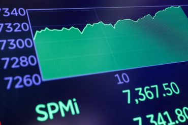 S&P 500 index screen displaying record 7,367 level amid semiconductor earnings growth, AI infrastructure demand, and U.S. stock market rally