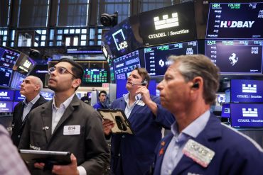 Traders on the New York Stock Exchange representing the April jobs report, U.S. labor market, Federal Reserve expectations, and nonfarm payroll growth