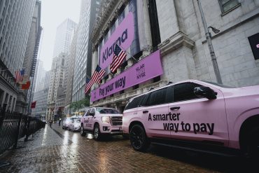 Klarna branding displayed at the New York Stock Exchange during the company’s IPO as investors react to Klarna quarterly earnings and Klarna 1 billion Q1 revenue growth milestone in fintech and digital payments markets