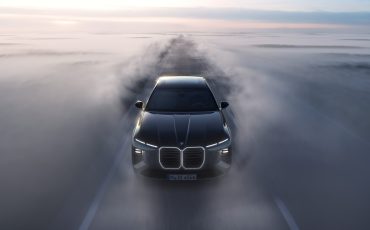 The new BMW 7 Series luxury vehicle reflecting BMW Q1 2026 results, highlighting resilient margins, strong EV demand, European order growth, and profitability despite tariffs and China market pressure