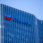 Chevron headquarters building illustrating Chevron Q1 2026 results with strong production growth, rising oil output, and improved upstream performance as adjusted earnings and shareholder returns highlight the company’s energy strategy