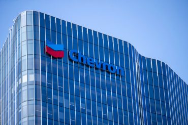 Chevron headquarters building illustrating Chevron Q1 2026 results with strong production growth, rising oil output, and improved upstream performance as adjusted earnings and shareholder returns highlight the company’s energy strategy