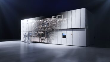 High NA EUV lithography system with two cleanroom engineers at a console, representing ASML Q3 earnings, record gross margin, AI-driven EUV demand and semiconductor capacity constraints