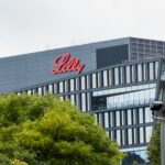 Eli Lilly headquarters representing Eli Lilly Q3 earnings, Mounjaro and Zepbound sales, tirzepatide growth, higher 2026 guidance and the company’s pharmaceutical pipeline