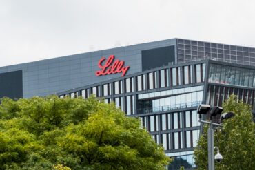 Eli Lilly headquarters representing Eli Lilly Q3 earnings, Mounjaro and Zepbound sales, tirzepatide growth, higher 2026 guidance and the company’s pharmaceutical pipeline